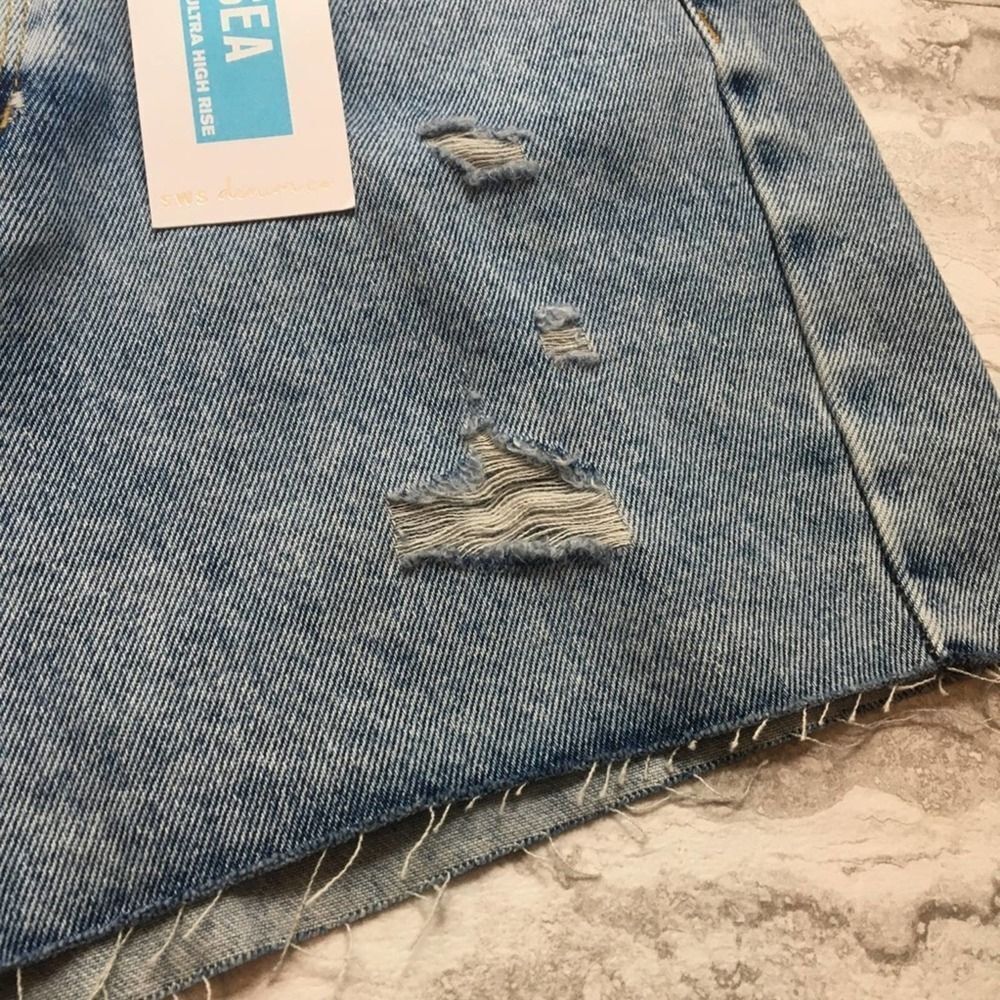 Chelsea Ultra High-Rise Acid Wash Raw Hem Jean Shorts 7 Junior's Charlotte Russe - Picture 4 of 12